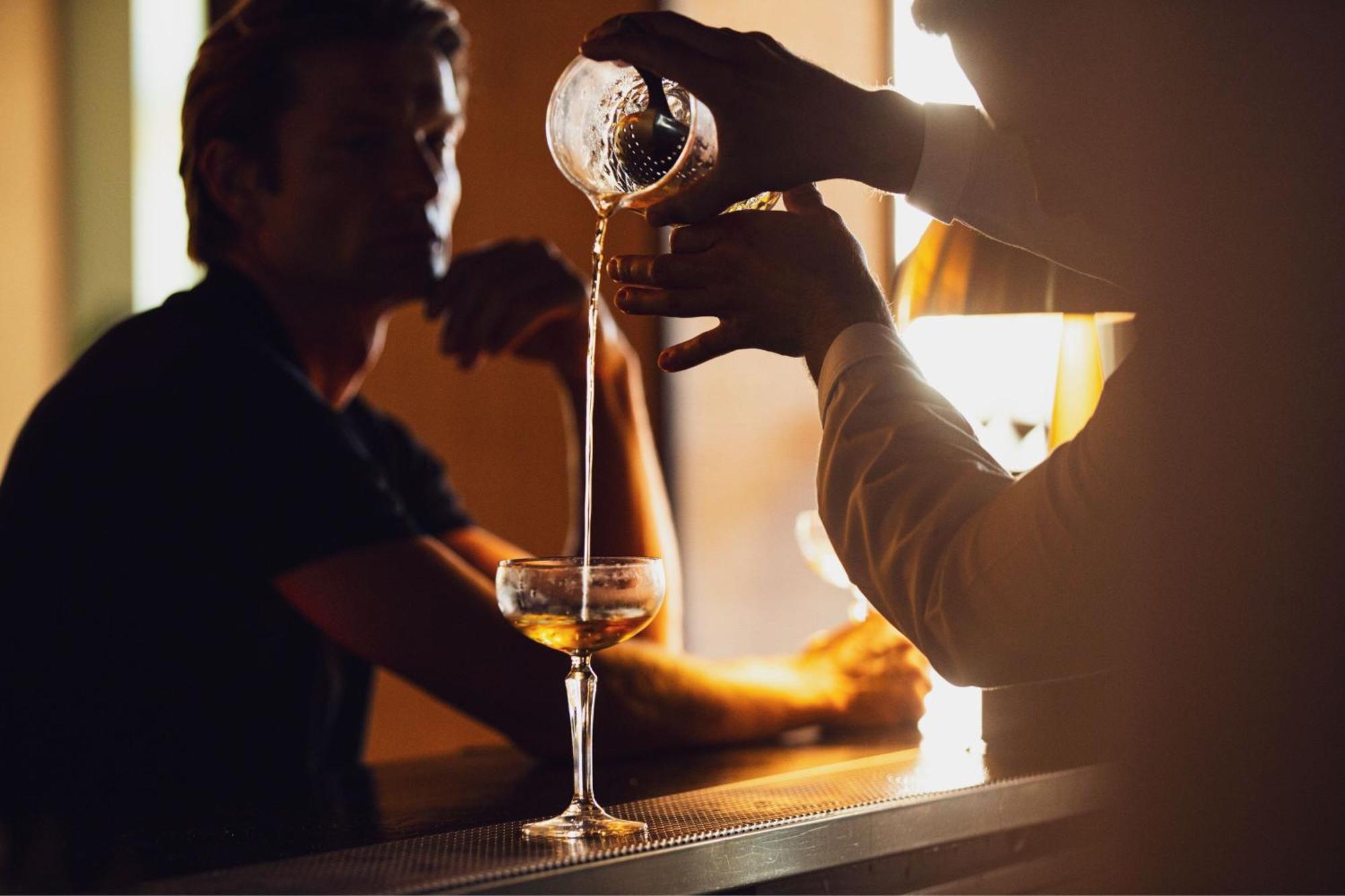 Domes Lake Algarve, Autograph Collection Віламора Екстер'єр фото A bartender preparing a cocktail